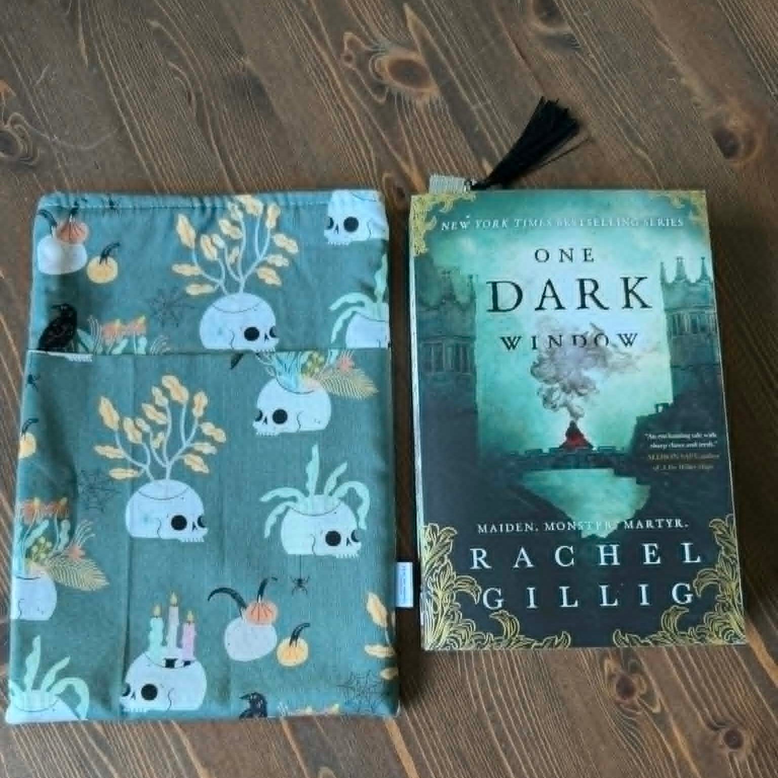 Medium Book Sleeve - Skulls