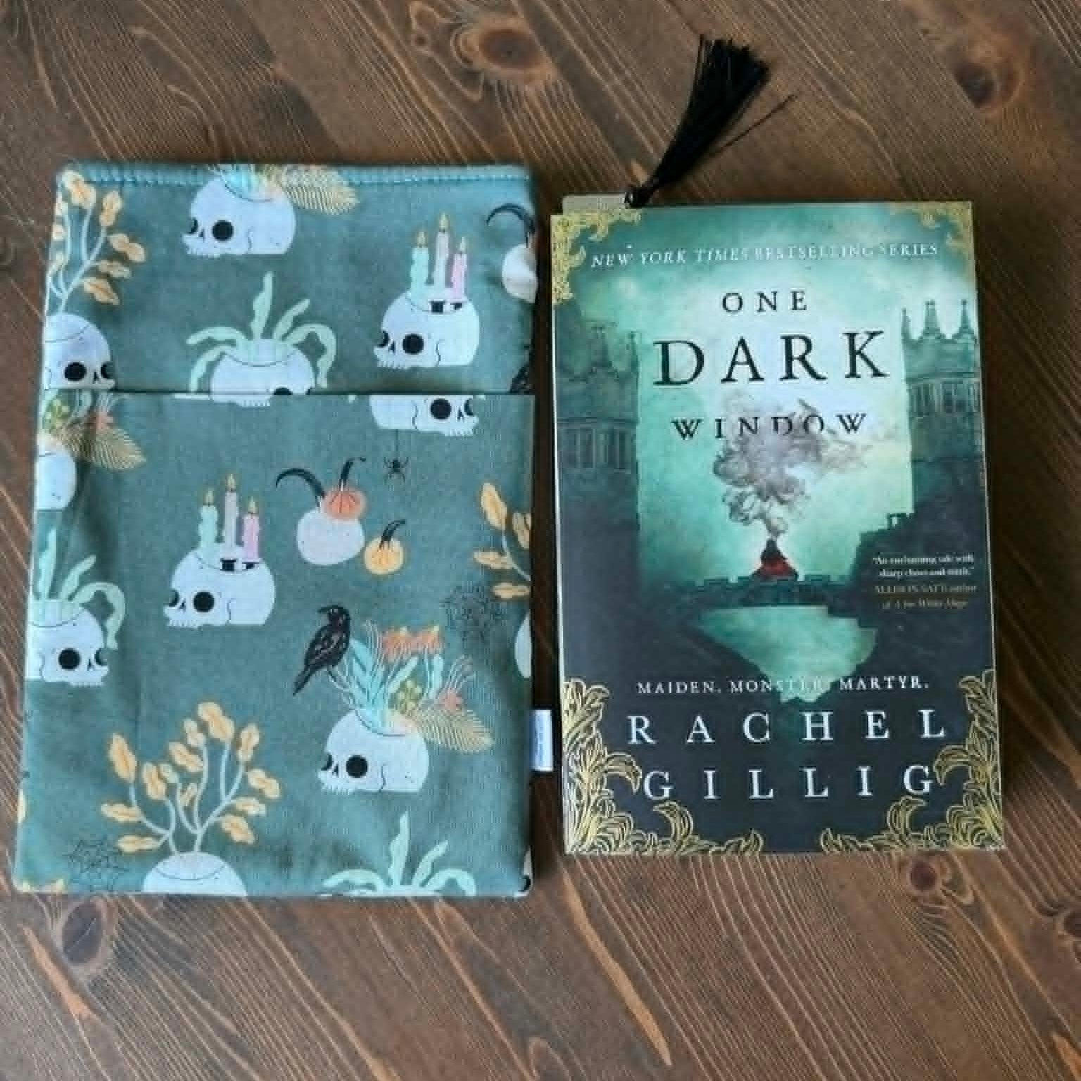 Medium Book Sleeve - Skulls